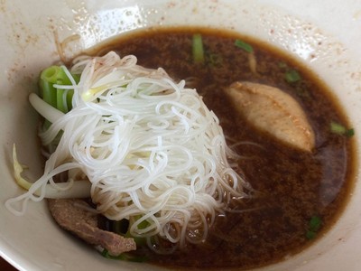 เส้นหมี่หมูน้ำตก