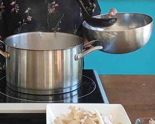 วิธีทำ ต้มข่าไก่ ง่ายมั่กๆ วิธีทำ ต้มข่าไก่ ง่ายมั่กๆ