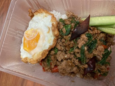 กระเพราหมูสับไข่ดาว