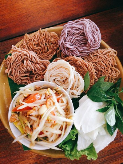 ส้มตำขนมจีนทอด