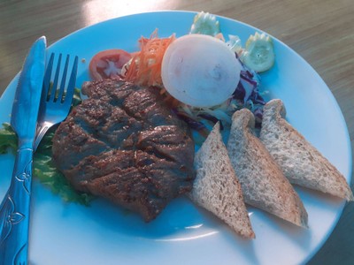 สเต็กหมูที่ไม่ใช่หมูธรรมดา และซอสพริกไทดำที่หอมเหมือนยกทั้งไร่พริกไทดำมาไว้ที่จา