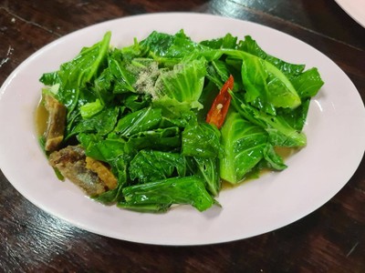 ยอดคะน้าผัดหมูกรอบ