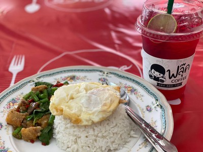 กระเพราหมูกรอบไข่ดาว