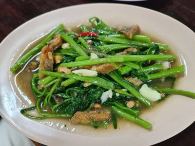 ผัดผักบุ้งใส่หมูกรอบ