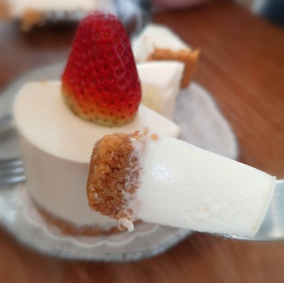 STRAWBERRY CHEESECAKE