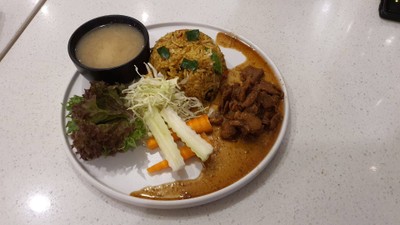 ข้าวผัดคั่วกลิ้งหมูหวาน