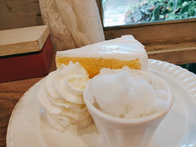 Coconut Cake With Ice-cream