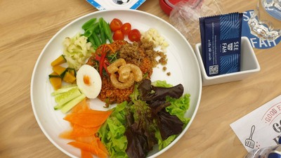 ข้าวดอกมะขามผัดพริกขิงไข่เค็มปลาดุกฟู