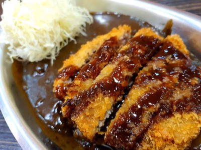 ข้าวราดแกงกะหรี่เนื้อสับชุดแป้งทอด