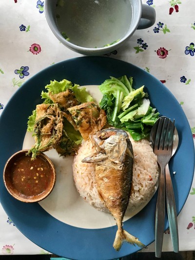 ข้าวคลุกน้ำพริกปลาทูอารมณ์ดี