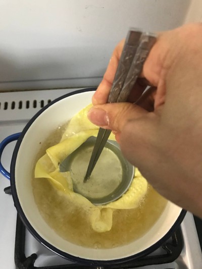 วิธีทำ ไข่ต้มหมูเด้งต้มยำในถ้วยเกี้ยว 