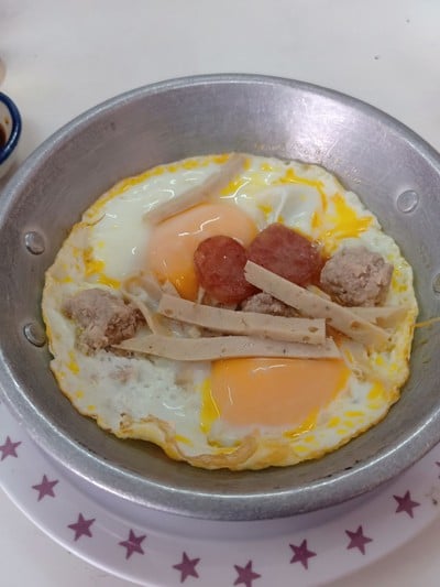 ไข่กะทะ(ไข่สองฟองและเครื่อง)