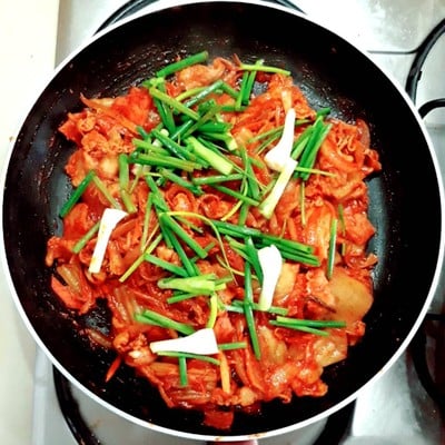 วิธีทำ เต้าหู้กับกิมจิผัด (เต้าหู้กิมจิ) stir fried pork with kimchi and tofu