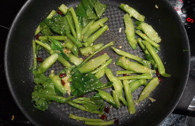 วิธีทำ คะน้าผัดหมูกรอบพริกแห้ง รีดน้ำมันจนหมูแห้งกรอบ หอมกลิ่นพริกแห้ง