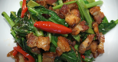 วิธีทำ คะน้าผัดหมูกรอบพริกแห้ง รีดน้ำมันจนหมูแห้งกรอบ หอมกลิ่นพริกแห้ง