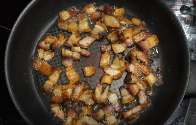 วิธีทำ คะน้าผัดหมูกรอบพริกแห้ง รีดน้ำมันจนหมูแห้งกรอบ หอมกลิ่นพริกแห้ง