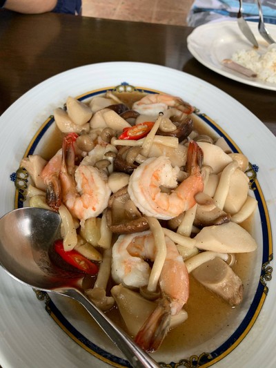เห็ดสามอย่างผัดกุ้ง