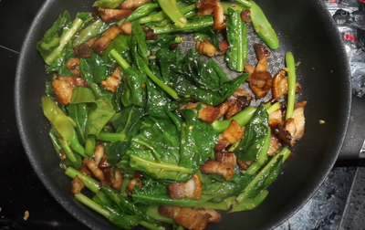 วิธีทำ คะน้าผัดหมูกรอบพริกแห้ง รีดน้ำมันจนหมูแห้งกรอบ หอมกลิ่นพริกแห้ง