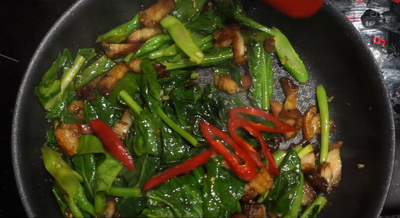 วิธีทำ คะน้าผัดหมูกรอบพริกแห้ง รีดน้ำมันจนหมูแห้งกรอบ หอมกลิ่นพริกแห้ง