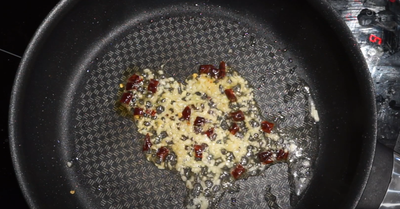 วิธีทำ คะน้าผัดหมูกรอบพริกแห้ง รีดน้ำมันจนหมูแห้งกรอบ หอมกลิ่นพริกแห้ง