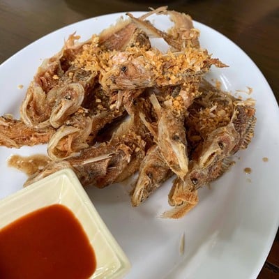 ปลาเนื้ออ่อนทอดกระเทียม