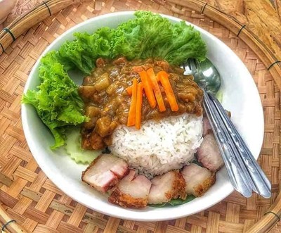 ข้าวหน้าแกงกะหรี่หมูกรอบ