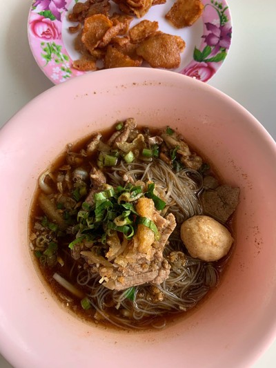 เส้นหมี่หมูน้ำตก