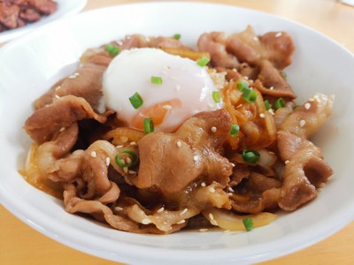 ข้าวหน้าหมูไข่ลาวา