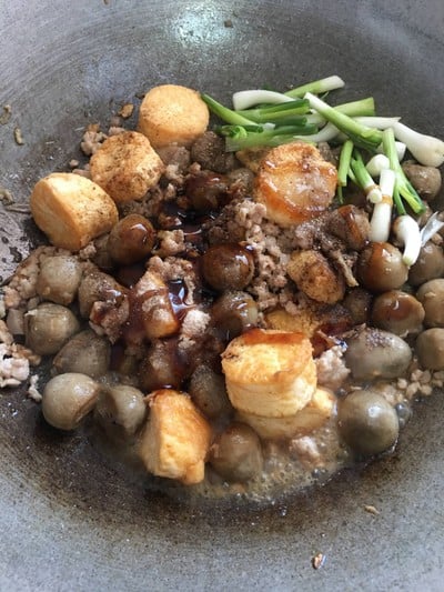 วิธีทำ “ผัดเห็ดฟางเต้าหู้ไข่” วิธีทำ “ผัดเห็ดฟางเต้าหู้ไข่”