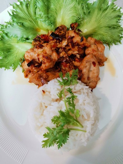 ข้าวหมูคั่วพริกเกลือ