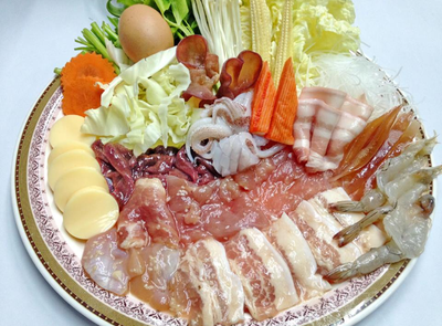 หมูกระทะ หมูจุ่ม สุกี้ พร้อมรับประทาน ในชุดแถม ชุดผัก น้ำจิ้ม น้ำซุป ตะเกียบ ไข่