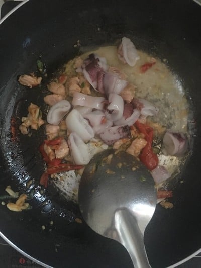 วิธีทำ หมูหมึกผัดพริกสด