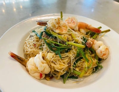 หมี่ผัดกระเฉดกุ้งสด