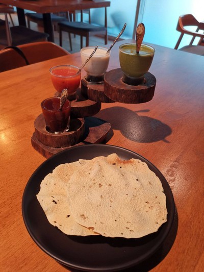 แผ่น Papadum พร้อมซอส 4 แบบ