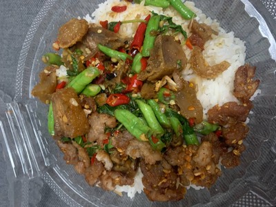กะเพราหมูกรอบ