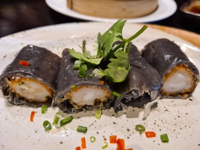 ก๋วยเตี๋ยวหลอดหมึกดำไส้กุ้งกรอบ