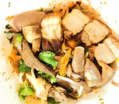 ก๋วยเตี่ยวเล็กแห้งต้มยำเครื่องในหมูกรอบ ทีเด็ดเลยครับ เครื่องเยอะ อร่อยมากๆๆ