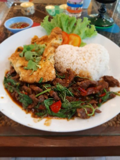 กะเพราเนื้อโคขุนราดข้าว