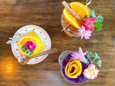 น้ำดอกไม้ : Namdokmai Cafe At Baan Phaeo