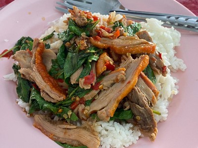 ข้าวกะเพราเป็ดย่าง
