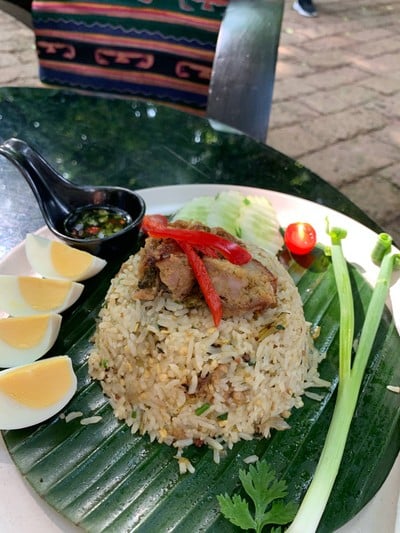 ข้าวผัดน้ำพริกหนุ่มไส้อั่ว
