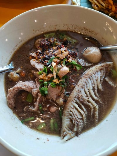 เมนูของร้าน ก๋วยเตี๋ยวเรือลุงจุน ผัดไทย ข้าวกะเพรา  ขาหมู ข้าวมันไก่