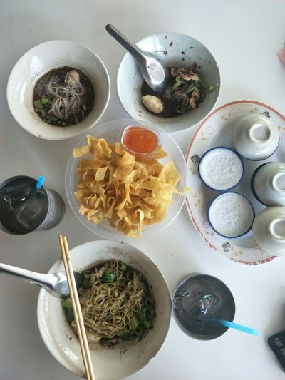 เส้นหมี่หมูน้ำตก