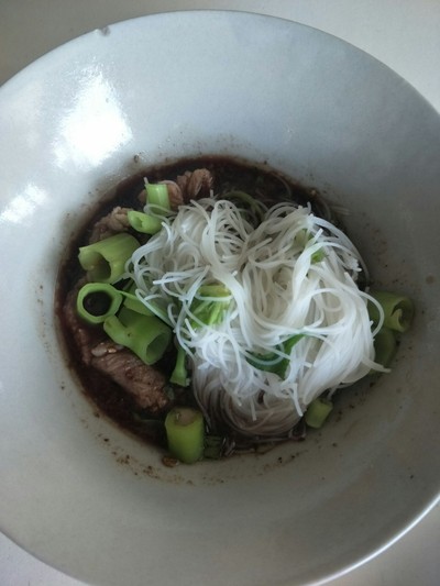 เส้นหมี่หมูน้ำตก