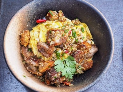 ข้าวหมูกรอบผัดพริกเกลือไข่ข้น