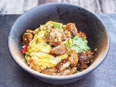 ข้าวหมูกรอบผัดพริกเกลือไข่ข้น