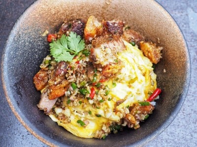 ข้าวหมูกรอบผัดพริกเกลือไข่ข้น