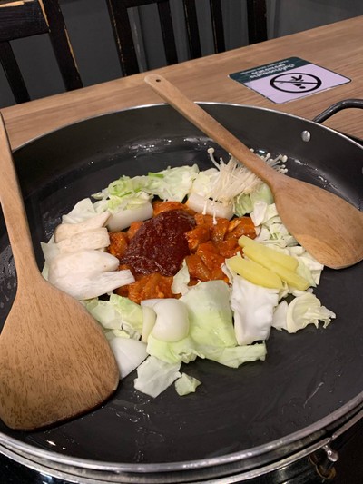 ไก่ผัดซอสคาลบี้ ผัดปรุงสุก