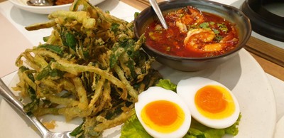 ยำผักบุ้งทอดกรอบ