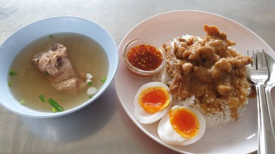 ข้าวหน้าหมูอบ ไข่ต้มยางมะตูม